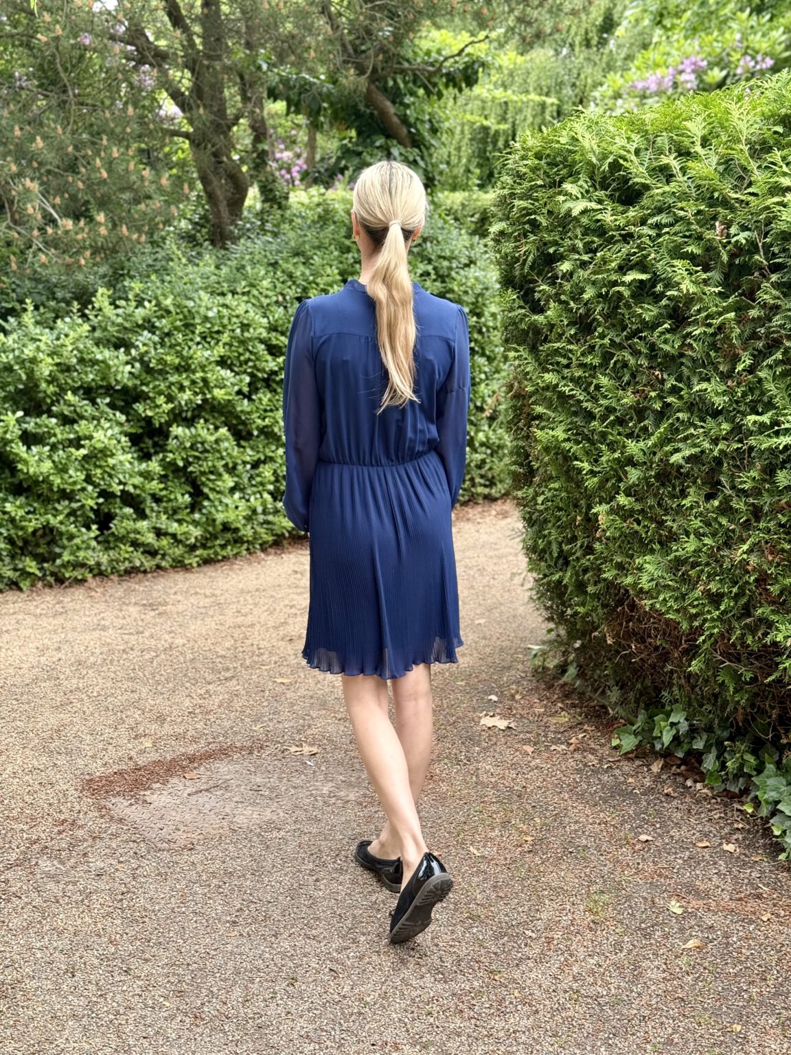 Anne Ziegler auf einem Gartenweg
