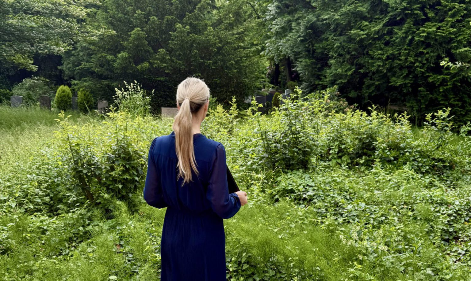 Anne Ziegler in einem Garten in Dresden