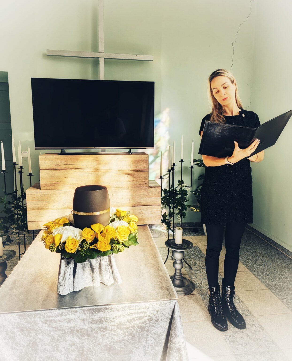 Anne Ziegler bei einer Trauerfeier in einer Aussegnungshalle
