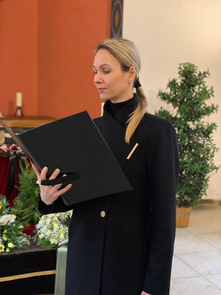 Anne Ziegler hält eine Trauerrede