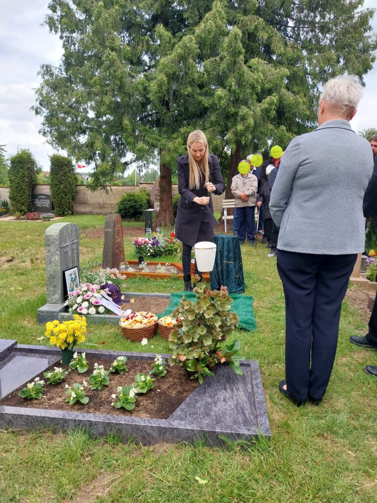 Abschiedszeremonie am Grab im Grünen